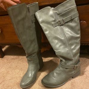 Like NEW, SHOE DAZZLE Size 8.5 cute grey boots